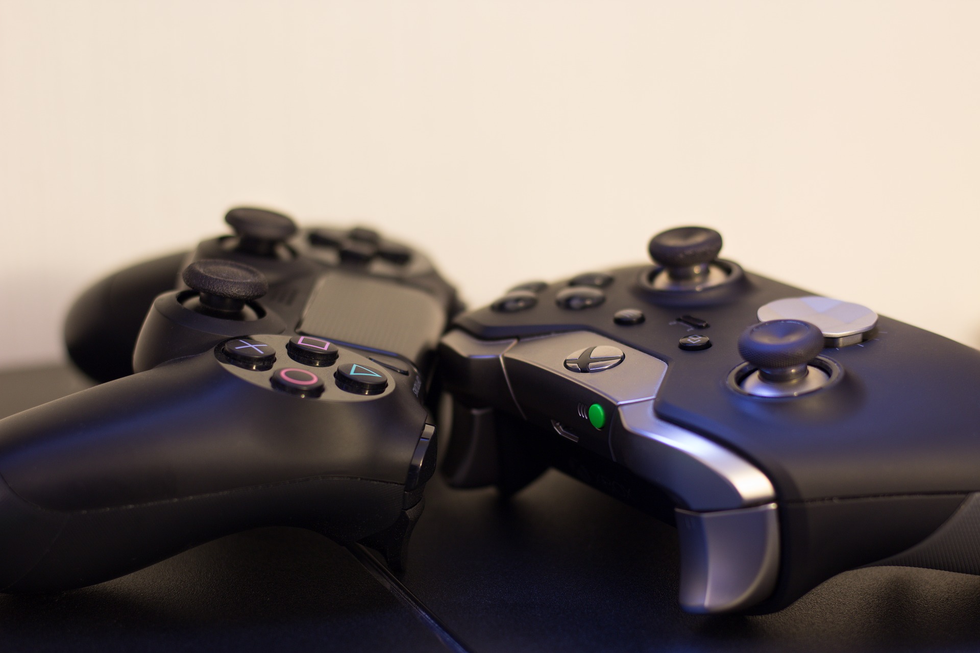 Ny musemåtte eller PlayStation 4-controller? Shop gamerudstyr hos Av-Cables.dk
