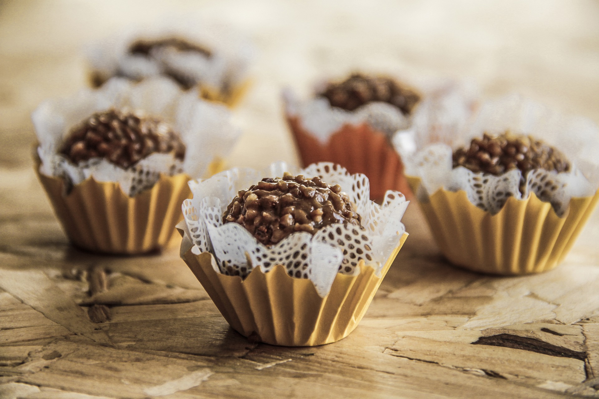 Find et bredt udvalg af karameller overtrukket med chokolade eller en gaveæske med håndlavede karameller ved Karamelleriet.dk
